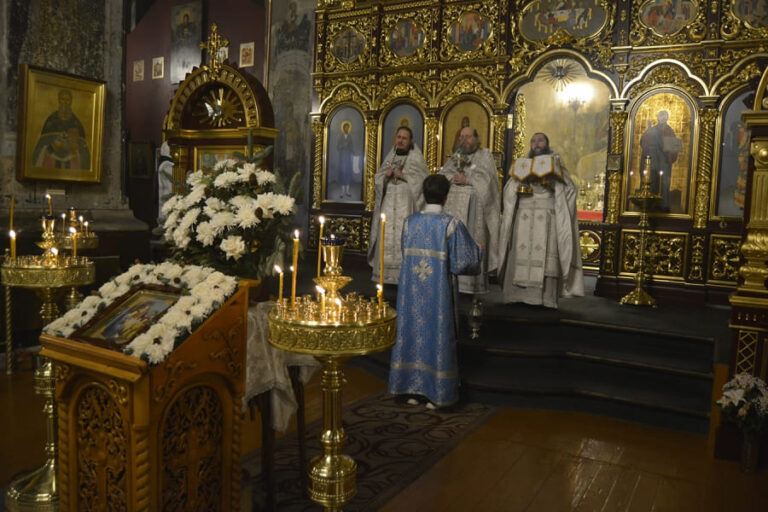 Праздничное богослужение в честь Рождества Христова состоялось в Скорбященском храме Далматовского монастыря
