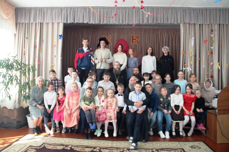 Традиционный Пасхальный утренник состоялся в воскресной школе Успенского Далматовского мужского монастыря «Свеча»