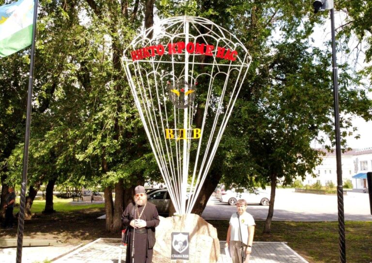 Насельник Далматовской обители иеромонах Иосиф (Бровкин) выступил на торжественном митинге в г. Далматово, посвященном Дню ВДВ России