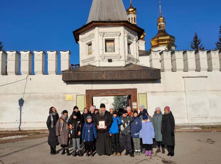 Группа учащихся, родителей и педагогов воскресной школы Далматовского монастыря «Свеча» совершили паломническую поездку в г. Тюмень
