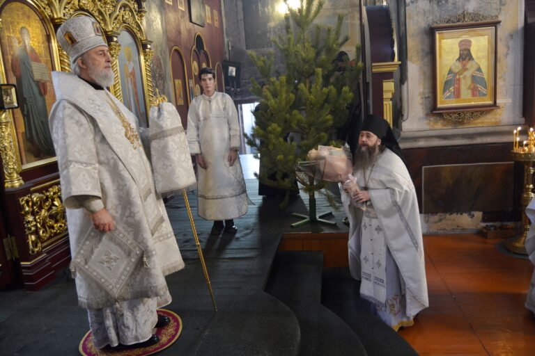 На Святках епископ Шадринский и Далматовский Владимир возглавил Божественную литургию в Скорбященском храме Далматовского монастыря