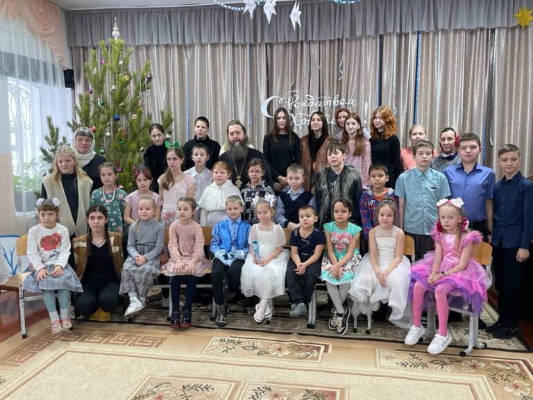 Традиционный Рождественский утренник состоялся в воскресной школе Далматовского монастыря «Свеча»