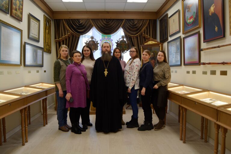 Древлехранитель игумен Варнава (Аверьянов) провел экскурсию по Церковно-историческому музею Шадринской епархии для сотрудников Государственного архива в г. Шадринске
