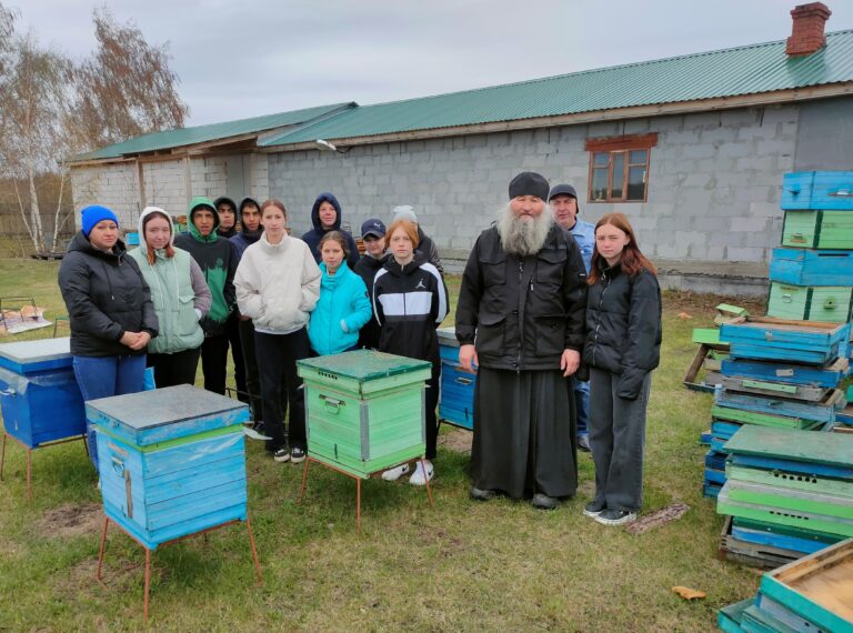Насельник Далматовской обители монах Авдий (Кузимбаев) провёл экскурсию по монастырскому хозяйственному подворью для учащихся 9-го класса Красноисетской школы-интерната