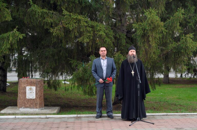 Наместник Успенского Далматовского мужского монастыря игумен Варнава (Аверьянов) выступил на митинге в г. Далматово, посвященном 38-й годовщине Чернобыльской трагедии