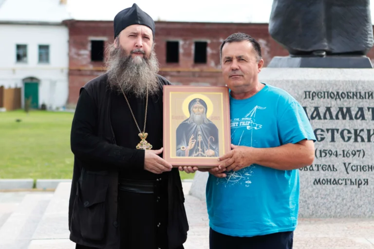 По благословению епископа Шадринского и Далматовского Владимира наместник Далматовской обители, председатель епархиальной Комиссии по канонизации святых игумен Варнава (Аверьянов) передал частицу мощей в иконе прп. Далмата Исетского для Преображенского кафедрального собора г. Бердска Новосибирской епархии