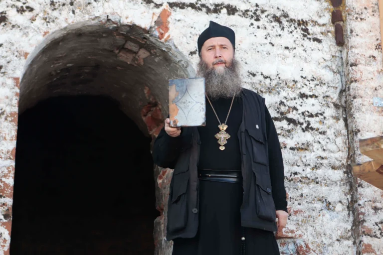 Древлехранителю Шадринской епархии, наместнику Далматовской обители игумену Варнаве (Аверьянову) передан старинный изразец, найденный рабочими во время ремонтно-реставрационных работ на юго-восточной башне Успенского Далматовского монастыря