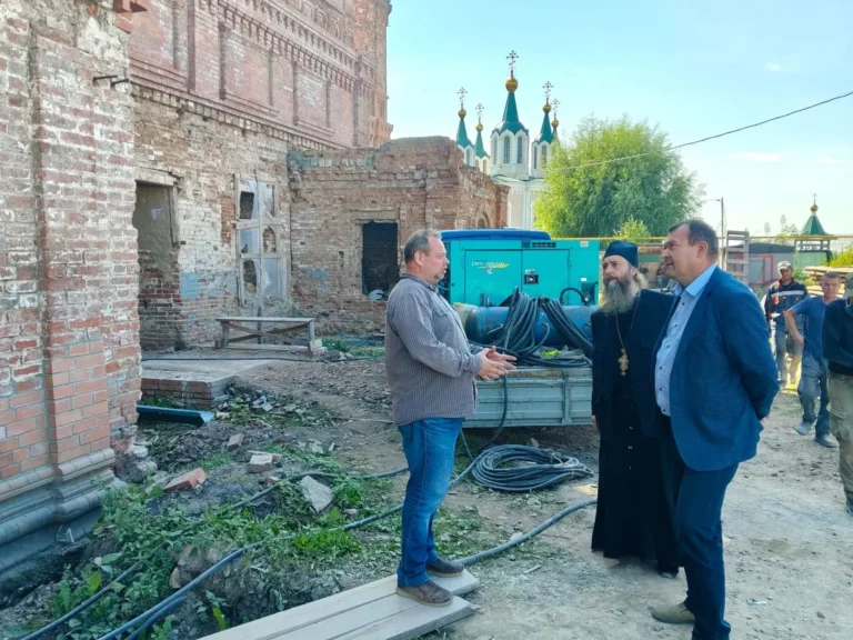 Древлехранитель Шадринской епархии, наместник Далматовской обители игумен Варнава (Аверьянов) вместе с Главой Далматовского муниципального округа А. Г. Аносовым осмотрели объекты Далматовского монастыря, на которых производятся ремонтно-реставрационные работы