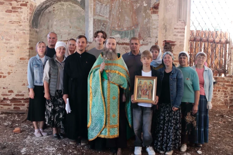 В престольный праздник руинированного храма в д. Макарьевское Далматовского муниципального округа наместник Далматовской обители, древлехранитель и председатель Комиссии по канонизации святых Шадринской епархии игумен Варнава (Аверьянов) с прихожанами отслужил акафист прп. Макарию Желтоводскому