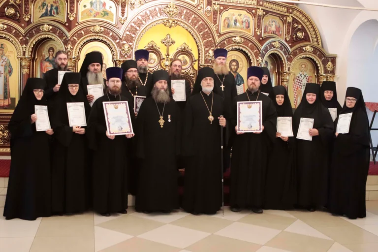 В Николаевском кафедральном храме г. Шадринска по окончании благодарственного молебна епископ Шадринский и Далматовский Владимир вручил свидетельства об окончании Курсов базовой подготовки в области богословия для монашествующих Курганской митрополии насельникам Далматовской обители