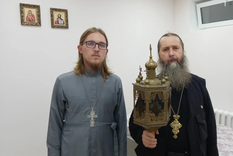Старинный выносной фонарь из Владимирского храма г. Шадринска передал для Церковно-исторического музея Шадринской епархии епархиальному древлехранителю игумену Варнаве (Аверьянову) настоятель храма иерей Андрей Абанин