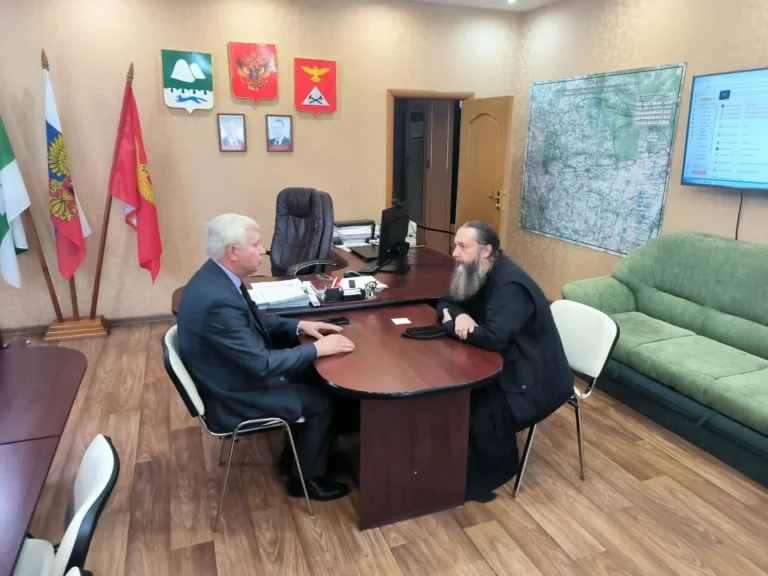 Епархиальный древлехранитель, наместник Далматовской обители игумен Варнава (Аверьянов) встретился с Главой Юргамышского муниципального округа А. Ю. Чесноковым и подписал договор о передаче Успенскому Далматовскому мужскому монастырю в безвозмездное временное пользование здания Николаевского храма в с. Острова