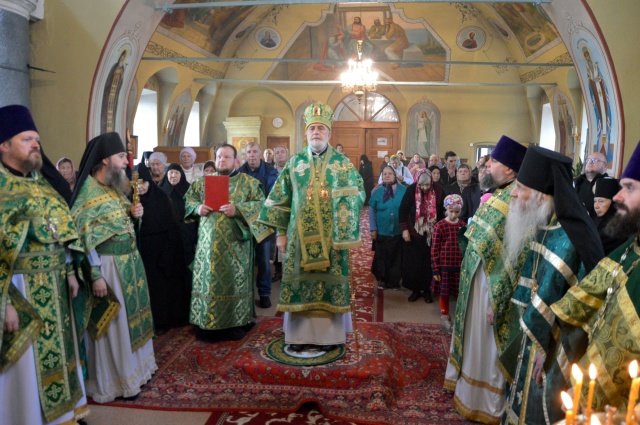 В день памяти прп. Сергия Радонежского наместник Далматовской обители, благочинный Монастырского округа игумен Варнава (Аверьянов) сослужил епископу Шадринскому и Далматовскому Владимиру в Николаевском храме женского монастыря в честь Похвалы Божией Матери с. Боровское Катайского муниципального округа
